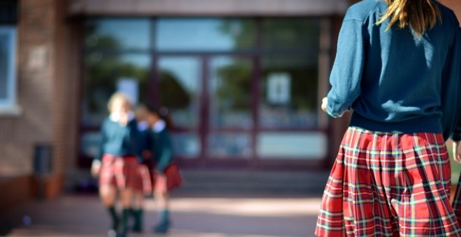 Unidos Podemos propone el fin de la falda obligatoria en el uniforme del colegio.