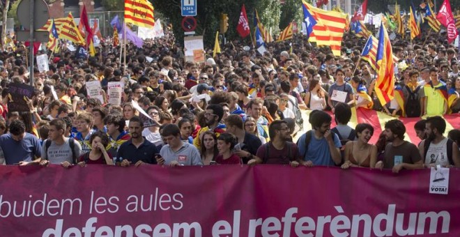 Manifestació d'estudiants universitaris al centre de Barcelona en suport al referèndum / EFE