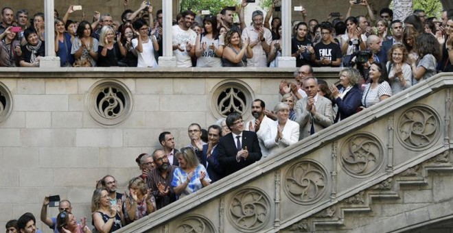 Carles Puigdemont rep al Palau de la Generalitat a centenars de membres de la comunitat educativa, en defensa de l'escola oberta com a lloc de participació el dia del referèndum / EFE