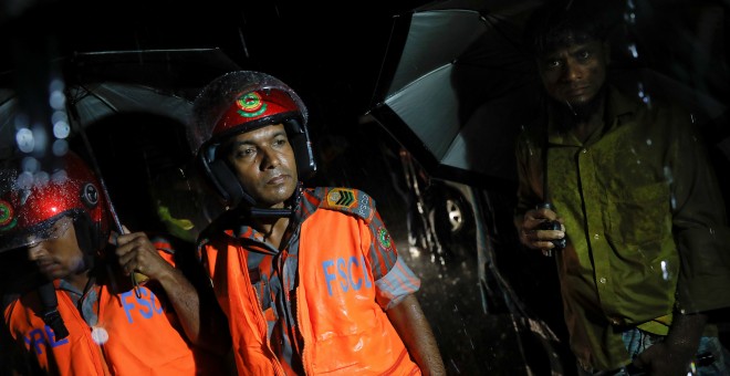 Servicios de rescate buscan supervivientes tras el naufragio de un barco con más de cien refugiados rohinyás en aguas de Bangladesh. / Reuters