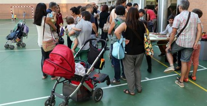 Reunión de padres de alumnos en la Escola Diputació de Barcelona, para organizar la 'Festa de la tardor' (Fiesta del otoño), con el fin de evitar la entrada y precinto policial al ser un colegio electoral para el referéndum del 1-O. EFE/Toni Albir