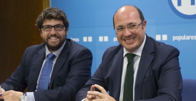 El presidente de Murcia y líder del PP regional, Fernando López Miras (i), ha sustituido en ambos cargos a Pedro Antonio Sánchez (d). Archivo EFE