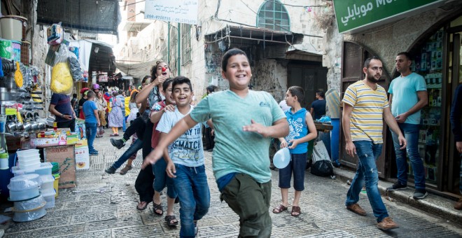 Risas y acrobacias contra la ocupación de Palestina