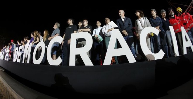 Participants al mitin de final de campanya formen la paraula 'democràcia' / EFE Quique Garcia