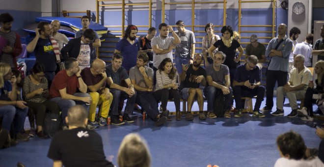 Encierro en el colegio Fructuós Gelabert de Barcelona la noche antes del referéndum de independencia de Catalunya. /JAIRO VARGAS