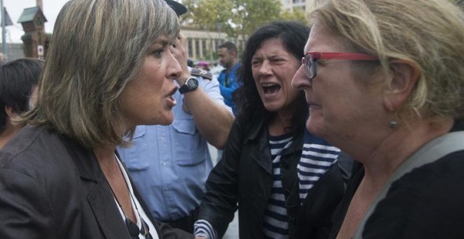 La alcaldesa de L'Hospitalet de Llobregat, Núria Marín (PSC), se enfrenta a una vecina que quería votar en el centro de Secundaria Can Vilumara. EFE/Quique García