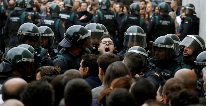 Agentes de la Guardia Civil tratan de cerrar el colegio electoral de Sant Julia de Ramis (Girona), donde tenía que havber votado el presiodent de la Generalitat, Carles Puigdemont. REUTERS / Juan Medina