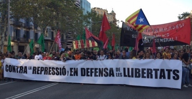 Pancarta a la manifestació per la democràcia i contra la violència policial / Europa Press