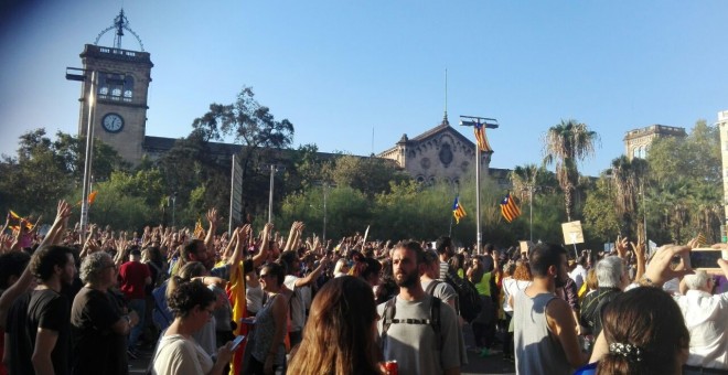 Manifestants aixequen les mans per remarcar el caràcter pacífic de la mobilització / Queralt Castillo