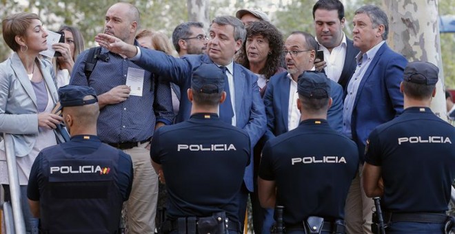 Els diputats Carles Campuzano, Jordi Xuclà, Lourdes Ciuró i Jordi Salvador, entre altres, aturats per la policia a les portes de l'Audiència Nacional / EFE