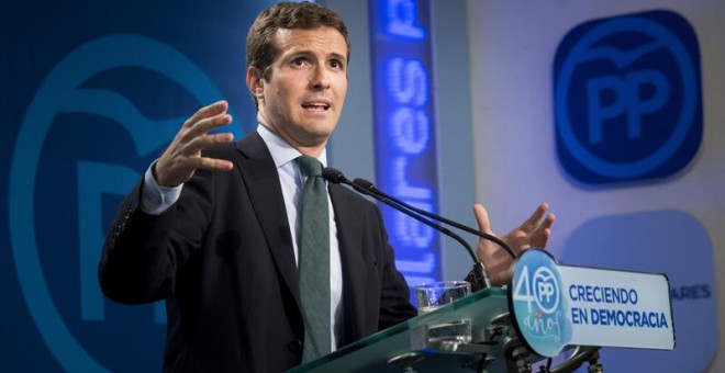 El vicesecretario de Comunicación del Partido Popular, Pablo Casado,durante la rueda de prensa que ofreció hoy en la sede de Génova tras la reunión del Comite de Dirección. EFE/Luca Piergiovanni