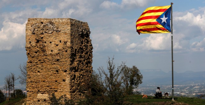 Una estelada ondea junta una edificación en la localidad barcelonesa de Tona. REUTERS/Juan Medina