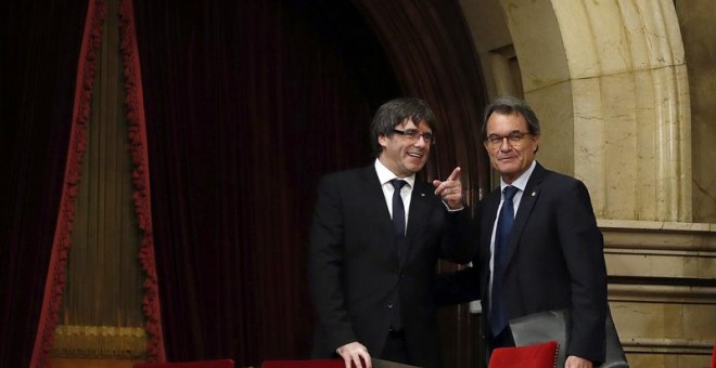 El presidente de la Generalitat, Carles Puigdemont, acompañado del expresidente Artur Mas en la tribuna de invitados del hemiciclo del Parlament.  - EFE