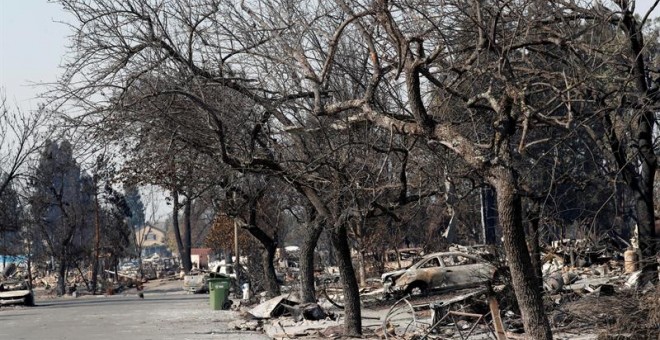 Un vecindario afectado por el incendio en Santa Rosa, California. EFE