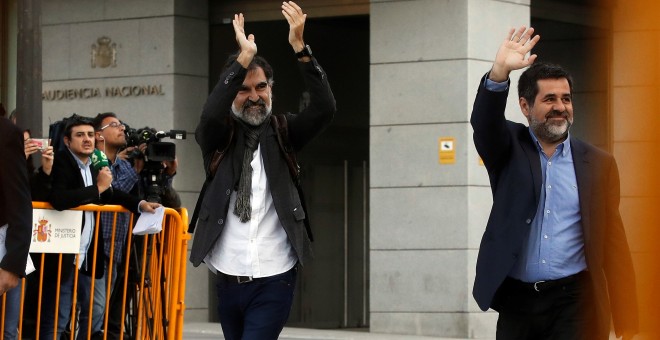 Los presidentes de la Asamblea Nacional Catalana, Jordi Sànchez, y de Òmnium Cultural, Jordi Cuixart, a su llegada a la Audiencia Nacional para declarar ante la juez Carmen Lamela como imputados por un delito de sedición. EFE/ Juan Carlos Hidalgo