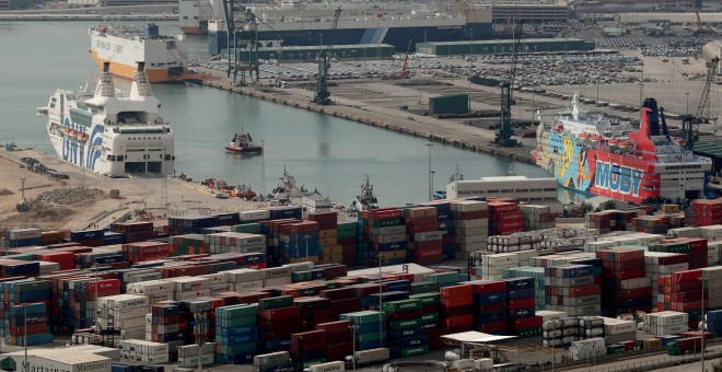 Vista de los barcos 'Rhapsody' (i) y 'Moby Dada' (d) en el Puerto de Barcelona, donde se alojan miembros de la Policía y de la Guardia Civil.. REUTERS/Albert Gea