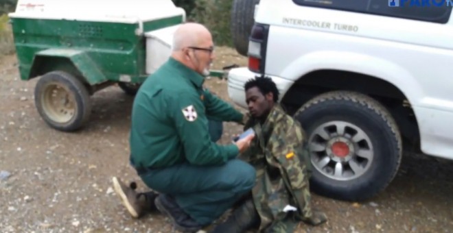 El joven subsahariano es socorrido por unos cazadores en Ceuta.- EL FARO DE CEUTA