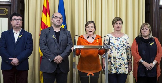 La presidenta del Parlament, acompanyada de membres de la Mesa, durant el discurs institucional de resposta a l'anunci d'aplicació de l'article 155 / EFE