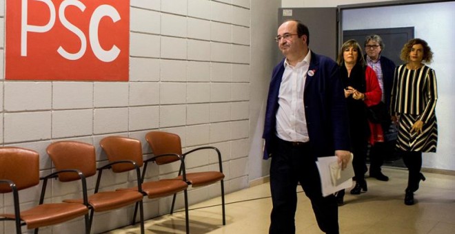 El primer secretari del PSC, Miquel Iceta, a la seu del partit aquest dilluns, juntament amb l'alcaldessa de l'Hospitalet, Núria Marín, i la diputada i cap de llista del PSC al Congrés en les darreres eleccions generals, Meritxell Batet