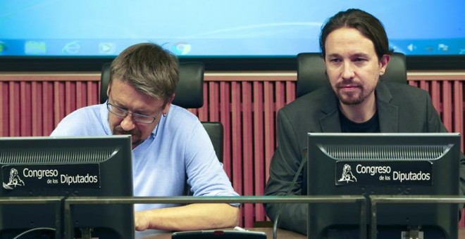 El líder de Podemos, Pablo Iglesias (d), junto al portavoz de En Común Podem, Xavier Domenech. /EFE