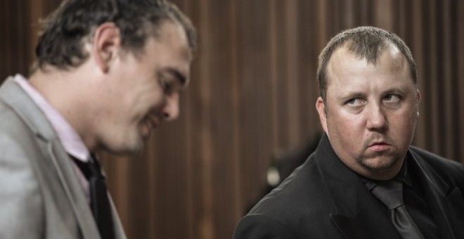 Willem Oosthuizen y Theo Jackson durante el juicio en el Tribunal Superior de Middelburg, Sudáfrica. GIANLUIGI GUERCIA / AFP.