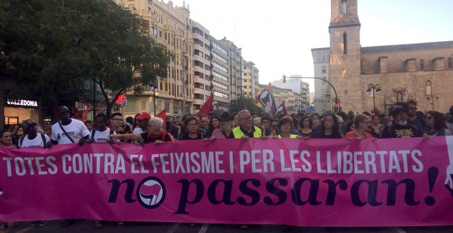 Miles de personas se manifestaron ayer por las calles de València contra las agresiones de la ultraderecha del 9-O. JOAN CANTARERO