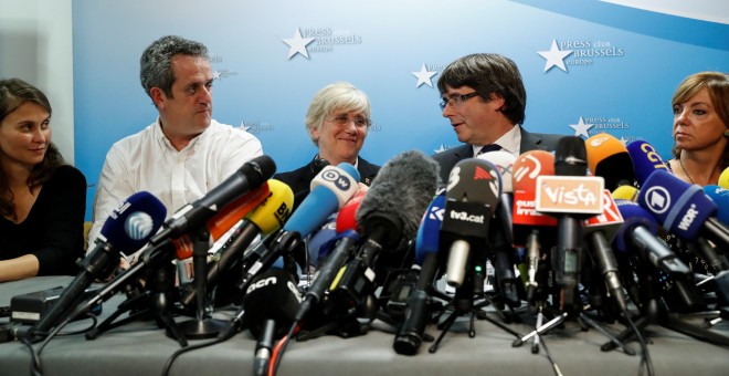 El expresident catalán Carles Puigdemont junto a los exconsejeros que le han acompañado a Bruselas (Meritxell Serret, Joaquim Forn, Clara Ponsati y Meritxell Borras) en su comparecencencia en el Press Club Brussels Europe, en la capital belga. REUTERS/Yve