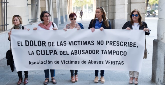 Varias mujeres denunciantes cuyas causas han sido archivadas han acudido a los juzgados para recibir al psiquiatra Javier Criado al grito de 'ni una más' y con una pancarta en la que podía leerse 'El dolor de las víctimas no prescribe. La culpa del abusad