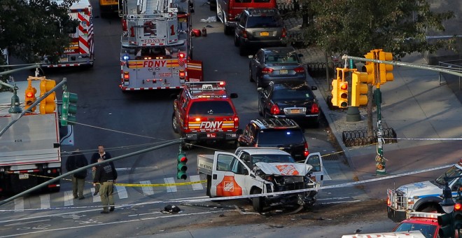 Las ambulancias llegan al lugar donde se ha producido el suceso. REUTERS/Andrew Kelly