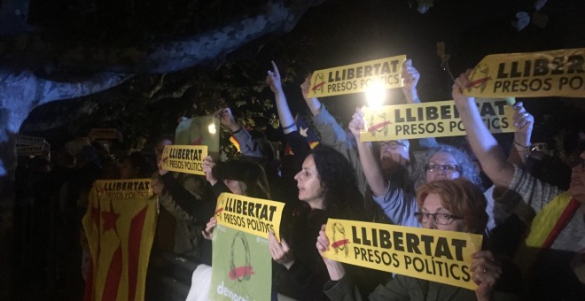 Coincentració davant el Parlament de Catalunya, en protesta per l'empresonament de vuit consellers de la Generalitat