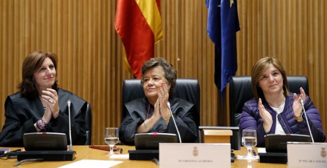 La abogada Cristina Almeida (c), la presidenta de la Asociación Nosotras Mismas, Sara Díaz (i) y Pilar Cancela, presidenta de la Comisión de Igualdad del Congreso, durante las jornadas 'Tribunal Mujeres contra las Violencias Machista' / EFE-Mariscal