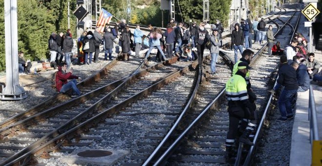 Manifestantes cortan la vía férrea en la estación de Ferrocarrils de Sant Cugat del Vallès. EFE/Alejandro García