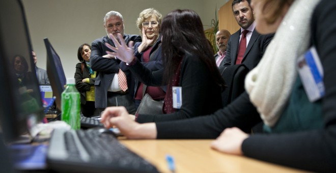 La alcaldesa de Madrid, Manuela Carmena, visita un centro de llamadas de una de las empresas concesionarias del Servicio de Teleasistencia, en una imagen de archivo de 2016. MADRID