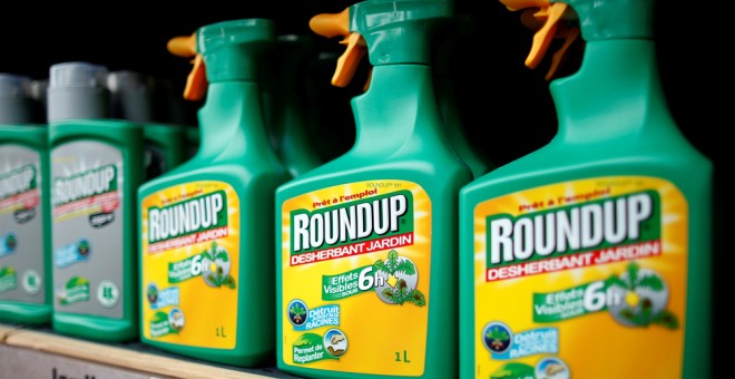 El glifosato, que comunmente se comercializa bajo la marca Roundup. REUTERS