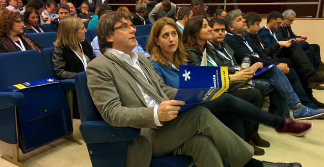 El president de la Generalitat, Carles Puigdemont, al costat de la coordinadora general del PDeCAT, Marta Pascal, en un acte del partit. EUROPA PRESS