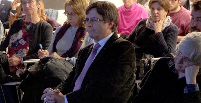 Imagen de televisión del expresidente de la Generalitat Carles Puigdemont. que ha aparecido en la tarde de este lunes, por sorpresa, en la presentación de un libro sobre Catalunya en la Guerra Civil, en Bruselas. EFE