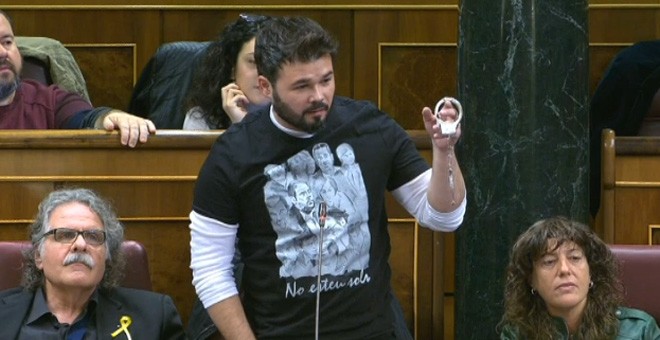 El diputado de ERC Gabriel Rufián saca unas esposas en el pleno del Congreso durante la sesión de control al Gobierno.