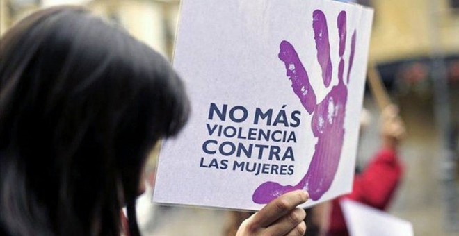 Una mujer porta una pancarta en contra de la violencia machista. EFE/Archivo