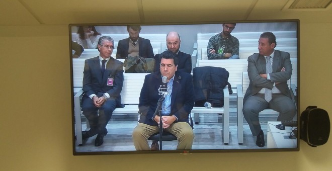 Un monitor de televisión muestra a David Marjaliza, durante su declaración en el juicio en la Audiencia Nacional. Detrás de él, Francisco Granados.