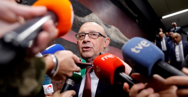 El ministro de Hacienda, Cristóbal Montoro, hace una declaraciones a los periodistas tras la inauguración de las jornadas tributarias de Reaf-Regaf, en Madrid. EFE/Juan Carlos Hidalgo