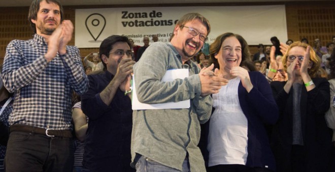 Ernest Urtasun (1i), Xavier Domènech (c) y Ada Colau (d), durante la asamblea fundacional del nuevo partido de los comunes, Catalunya en Comú. EFE