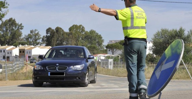 Un agente de la Guardia Civil de Tráfico en un control de carretera. E.P.