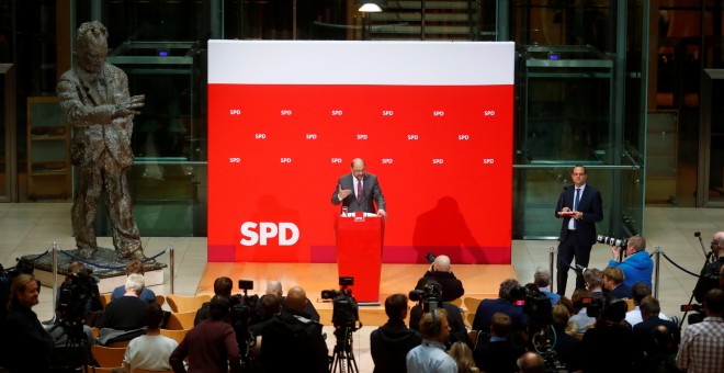 El íder de los socialdemócratas alemanes del SPD, Martin Schulz, realiza unas declaraciones en la sede del partido, en Berlin. REUTERS/Hannibal Hanschke