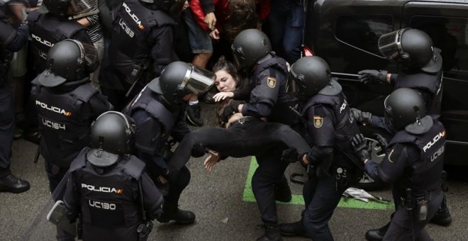 Agentes antidisturbios en la escuela Ramón Llull de Barcelona / EFE