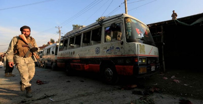 Un miembro de las fuerzas de seguridad afganas vigila el lugar donde atentó el Estado Islámico en Jalalabad. | REUTERS