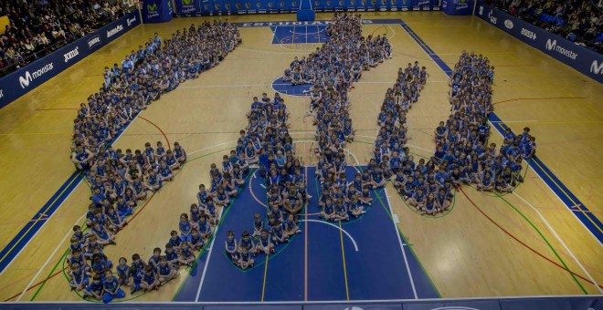 La palabra 'Estu' formada por los niños y niñas de la cantera del club de baloncesto Estudiantes.