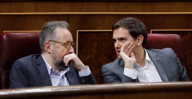 El líder de Ciudadanos, Albert Rivera, conversa con el diputado de su formación, Juan Carlos Girauta, en el hemicíclo del Congreso durante la sesión de control al Gobierno . EFE/Juan Carlos Hidalgo