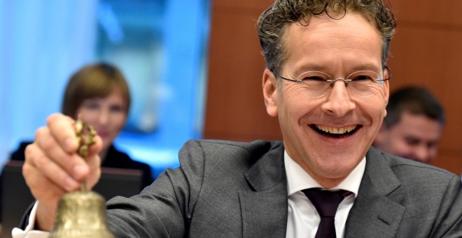 El presidente del Eurogrupo, Jeroen Dijsselbloem, toca la campana para el inicio de la reunión de los 19 ministros de la moneda única. REUTERS/Eric Vidal