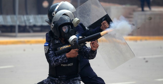 Antidisturbios cargan contra los manifestantes hondureños que protestan contra el presunto fraude electoral.REUTERS/Jorge Cabrera