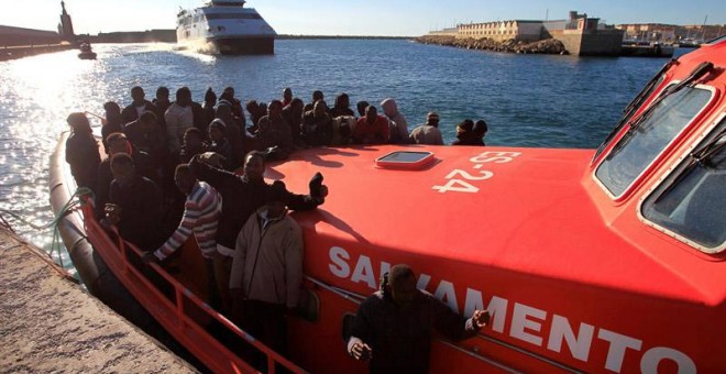 Una embarcación de Salvamento Marítimo llega al Puerto de Tarifa. | EFE